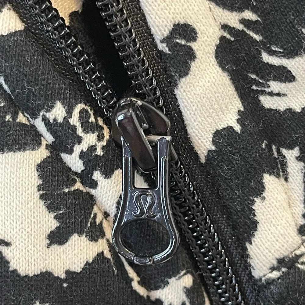 Lululemon Black & White Fleur Sombre Floral Cozy Cuddle Up Full Zip Jack Sz 4 - Picture 12 of 13